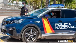 Agentes de la Polic&iacute;a Nacional en su veh&iacute;culo de patrulla