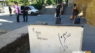Turistas y pintadas en el panel de la declaraci&oacute;n patrimonial del Casco, en una imagen de archivo