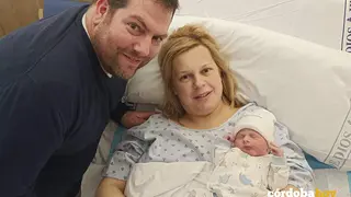 Carlos, el primer beb&eacute; nacido en 2025 en el Hospital San Juan de Dios de C&oacute;rdoba, junto a sus padres. - HOSPITAL SAN JUAN DE DIOS DE C&Oacute;RDOBA
