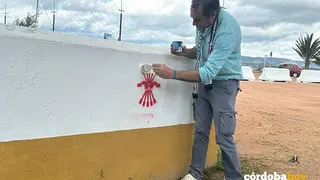 Juan Hidalgo se deshace de las pintadas falangistas en el abrevadero del recinto ferial FOTO HACEMOS C&Oacute;RDOBA