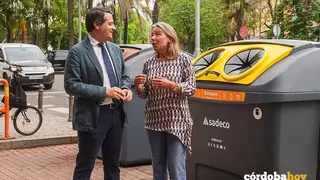 Jos&eacute; Mar&iacute;a Bellido e Isabel Alb&aacute;s junto a los nuevos contenedores, en una imagen de archivo FOTO AYUNTAMIENTO DE C&Oacute;RDOBA