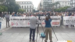 Concentraci&oacute;n en La Tendillas de CCOO y UGT por los fallecimientos laborales en 2025