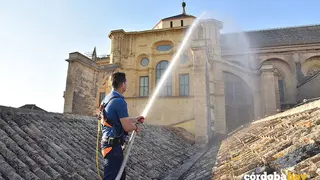 Un operario del equipo de mantenimiento del Cabildo participa en la prueba del sistema de extinci&oacute;n de incendios de la Mezquita-Catedral de C&oacute;rdoba sobre el tejado de la misma FOTO CABILDO CATEDRAL DE C&Oacute;RDOBA