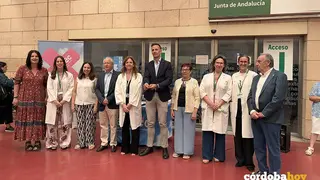 Visita a la mesa informativa que la Asociaci&oacute;n de Allegados y Personas con Enfermedad Mental de C&oacute;rdoba (Asaenec) ha instalado en el centro con motivo del D&iacute;a Mundial de la Salud Mental FOTO HURS