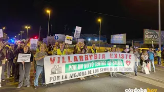 Los vecinos de Villarrubia han vuelto a cortar la A-431 para reclamar un nuevo centro de salud y mejoras sanitarias FOTO DISTRITO VILLARRUBIA