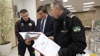 Daniel Mu&ntilde;oz, Jes&uacute;s Coca y Juan D&iacute;az en la presentaci&oacute;n del protocolo municipal contra las adversidades clim&aacute;ticas FOTO AYUNTAMIENTO DE C&Oacute;RDOBA