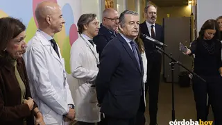 El consejero de Sanidad, Presidencia y Emergencias de la Junta de Andaluc&iacute;a, Antonio Sanz, informa a los medios de comunicaci&oacute;n tras realizar una visita a las instalaciones del Instituto Maim&oacute;nides de Investigaci&oacute;n Biom&eacute;dica de C&oacute;rdoba FOTO MADERO CUBERO / EUROPA PRESS