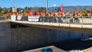 Protesta de los trabajadores de Hitachi en C&oacute;rdoba sobre la Ronda Oeste en su tercera jornada de huelga FOTO CCOO
