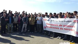 Enrique Santiago (izquierda) se dirige a los trabajadores de Hitachi Energy durante una asamblea ante la f&aacute;brica en C&oacute;rdoba FOTO IU