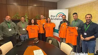 Inmaculada Nieto (tercera por la izquierda) y Sebasti&aacute;n P&eacute;rez (derecha), en su reuni&oacute;n con el comit&eacute; de empresa de la factor&iacute;a de Hitachi Energy en C&oacute;rdoba FOTO IU