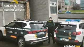 Agente de la Guardia Civil y dos veh&iacute;culos policiales, en una imagen de archivo FOTO GUARDIA CIVIL