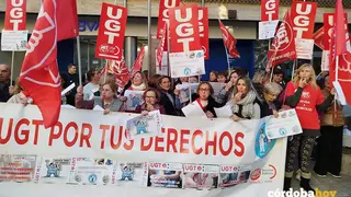UGT Servicios P&uacute;blicos (UGT SP) de C&oacute;rdoba se concentra ante las puertas de la empresa Atende, que asumi&oacute; desde mediados del a&ntilde;o 2024 el servicio de ayuda a domicilio de la capital cordobesa, en una imagen de archivo FOTO UGT