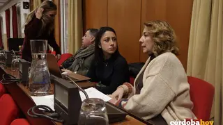 Contra Bustos y Eva Contador conversan poco antes de que d&eacute; comienzo el Pleno de hoy FOTO AYUNTAMIENTO DE C&Oacute;RDOBA
