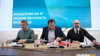 El ministro de Transportes y Movilidad Sostenible, &Oacute;scar Puente (c), atiende a los medios en una rueda de prensa, en la sede del Ministerio de Transportes, en Madrid FOTO MAT&Iacute;AS CHIOFALO / EUROPA PRESS