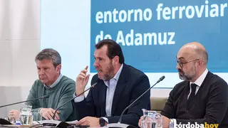 El ministro de Transportes y Movilidad Sostenible, &Oacute;scar Puente (c), acompa&ntilde;ado del secretario de Estado de Transportes y Movilidad Sostenible, Jos&eacute; Antonio Santano Clavero (i), y el presidente de ADIF, Luis Pedro Marco de la Pe&ntilde;a (d) FOTO MATIAS CHIOFALO / EUROPA PRESS