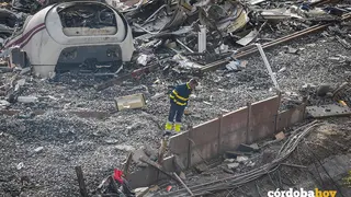 Trabajadores realizan tareas de retirada de los vagores en el punto de las v&iacute;as donde tuvo lugar el accidente de trenes de Adamuz FOTO GUILLERMO MORALES / EUROPA PRESS