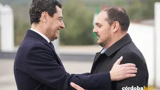 El presidente de la Junta de Andaluc&iacute;a, Juanma Moreno (i), saluda al alcalde de Adamuz (C&oacute;rdoba), Rafael Moreno (d), a su llegada a la localidad cordobesa, para presidir el Consejo de Gobierno, en una imagen de archivo FOTO Mar&iacute;a Jos&eacute; L&oacute;pez / Europa Press