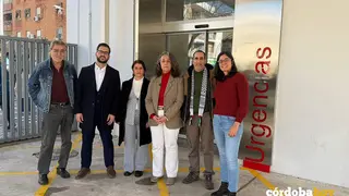 Rosa&nbsp;Mar&iacute;a Rodr&iacute;guez (tercera por la derecha) ante las Urgencias de Levante FOTO POR ANDALUC&Iacute;A