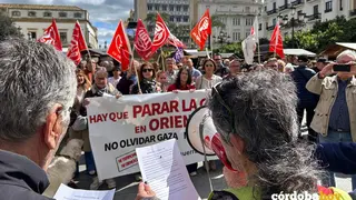 Lectura del manifiesto durante la manifestaci&oacute;n de la Plataforma Estatal No a la Guerra en la Plaza de Las Tendillas el pasado 14 de marzo, en una imagen de archivo