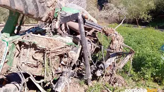 Estado del tractor accidentado en Fuente-T&oacute;jar FOTO CONSORCIO PROVINCIAL