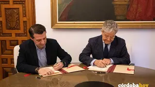 Jos&eacute; Mar&iacute;a Bellido y Salvador Fuentes en la firma del convenio para la cesi&oacute;n al Ayuntamiento de la Huerta de las Caballerizas Reales FOTO DIPUTACI&Oacute;N DE C&Oacute;RDOBA