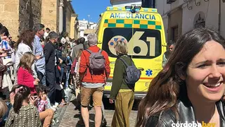 La ambulancia del 061 esta ma&ntilde;ana en la emergencia sanitaria del Patio de Los Naranjos FOTO VECINDAD DE LA ZONA
