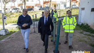 El presidente de la Diputaci&oacute;n de C&oacute;rdoba, Salvador Fuentes (centro), en su visita a Rute FOTO DIPUTACI&Oacute;N DE C&Oacute;RDOBA