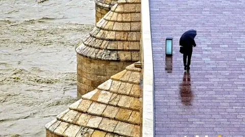 Puente Romano sobre el r&iacute;o Guadalquivir con lluvia, en una imagen de archivo