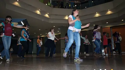 Flashmob Maternidad de contacto