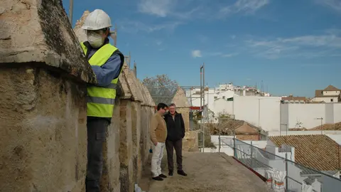 Obras Puerta Almod&oacute;var I Pedro Garc&iacute;a y arquitecto al fondo trabajador en primer plano