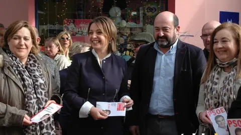 Isabel Ambrosio junto a Manuel Torres y otros cargos del Psoe en Cruz Conde