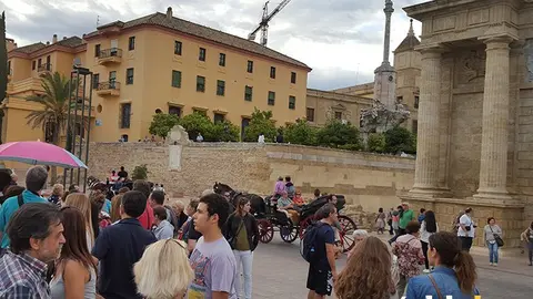 Turistas en la Puerta del Puente
