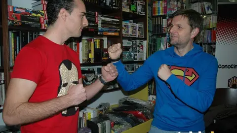 Los profesores Jos&eacute; Balbuena y Antonio Sarsa representando a Iron Man y Superman en Crash C&oacute;mic