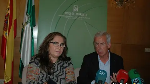 La delegada de Salud, Mari &Aacute;ngeles Luna, y el responsable de Salud Responde en Andaluc&iacute;a, Jos&eacute; Mar&iacute;a Gonz&aacute;lez