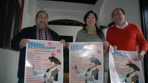 Rafael Dorado, Mar&iacute;a del Mar T&eacute;llez y Juli&aacute;n Molina durante la presentaci&oacute;n de la X Muestra de Teatro Aficionado en el Palacio de Orive