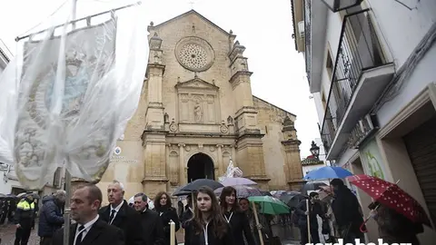 VIA CRUCIS DE LAS COFRADIAS CON EL CRISTO DE LA MISERICORDIA DESDE SAN PEDRO HACIA LA CATEDRAL. FOTO: ROLDAN SERRANO. CORDOBA HOY.