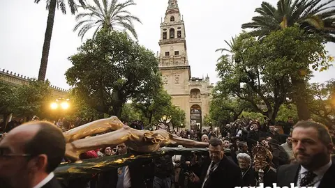 CORDOBA. 13/02/2016. VIA CRUCIS DE LAS COFRADIAS CON EL CRISTO DE LA MISERICORDIA DESDE SAN PEDRO HACIA LA CATEDRAL. FOTO: ROLDAN SERRANO. CORDOBA HOY.