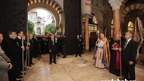 CORDOBA. 13/02/2016. VIA CRUCIS DE LAS COFRADIAS CON EL CRISTO DE LA MISERICORDIA DESDE SAN PEDRO HACIA LA CATEDRAL. FOTO: ROLDAN SERRANO. CORDOBA HOY.