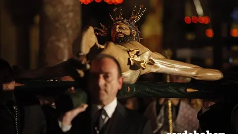 CORDOBA. 13/02/2016. VIA CRUCIS DE LAS COFRADIAS CON EL CRISTO DE LA MISERICORDIA DESDE SAN PEDRO HACIA LA CATEDRAL. FOTO: ROLDAN SERRANO. CORDOBA HOY.