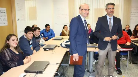 El delegado de Econom&iacute;a, Manuel Carmona, en Emprendejoven