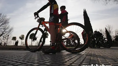 CORDOBA. 24/02/2016. SALIDA DE LA CARRERA CICLISTA ANDALUCIA BIKE RACE DESDE LA PUERTA DEL PUENTE. FOTO: ROLDAN SERRANO. CORDOBA HOY.