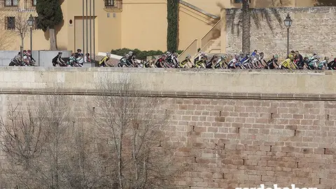 CORDOBA. 24/02/2016. SALIDA DE LA CARRERA CICLISTA ANDALUCIA BIKE RACE DESDE LA PUERTA DEL PUENTE. FOTO: ROLDAN SERRANO. CORDOBA HOY.