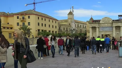 Turistas en el Puente Romano