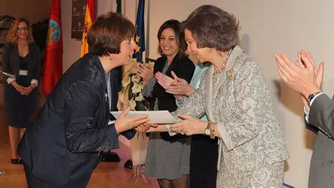 Su Majestad la Reina Do&ntilde;a Sof&iacute;a entrega el diploma al representante de los profesionales de servicios generales del Hospital, Trinidad Rivera
