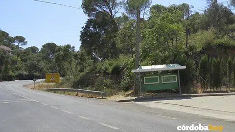 Carretera de Santa Maria de Trassierra con parada del bus