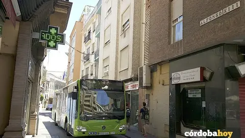Un autob&uacute;s urbano por la calle Alfonso XIII de C&oacute;rdoba, en una imagen de archivo