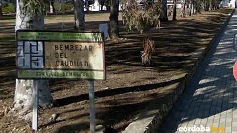 Cartel de entra a Bemb&eacute;zar con la denominaci&oacute;n de 'del Caudillo'