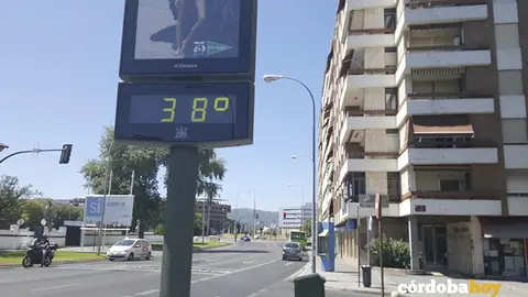 Los 38 grados en una term&oacute;metro de C&oacute;rdoba, en una imagen de archivo
