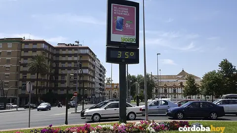 Un term&oacute;metro con 35 grados