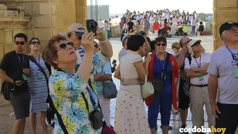 Turistas en la Puerta del Puente